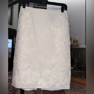 WHBM white skirt appliqué flowers. Size 4. Cotton blend. Used good conditionion